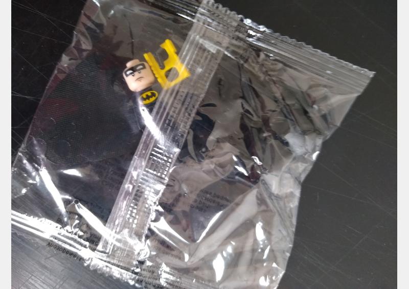 batman con capa y batarang y base en bolsita transparente figurita para montar estilo lego